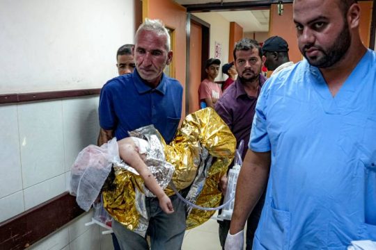 Γιατροί μεταφέρουν κοριτσάκι
